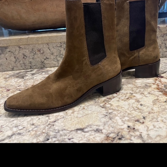 NWOB Tory Burch Medallion Chelsea Ankle Boot - Suede River Rock - Sz 7.5M - Picture 2 of 13